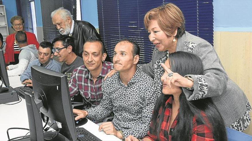 Jubilados cacereños ofrecen clases de informática a más de 250 reclusos