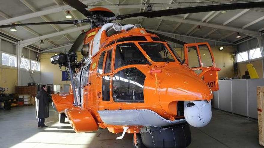 El &#039;Helimer 401&#039; en el hangar de Alvedro, en A Coruña.