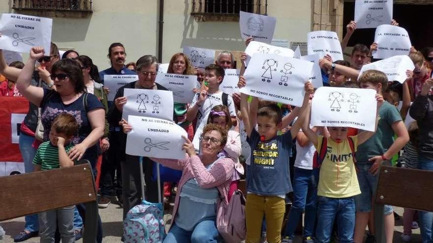 Escolares y sus familias en la protesta ante el Ayuntamiento.