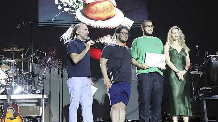 El alcalde y la edil de Festejos, con premiados . | FdV