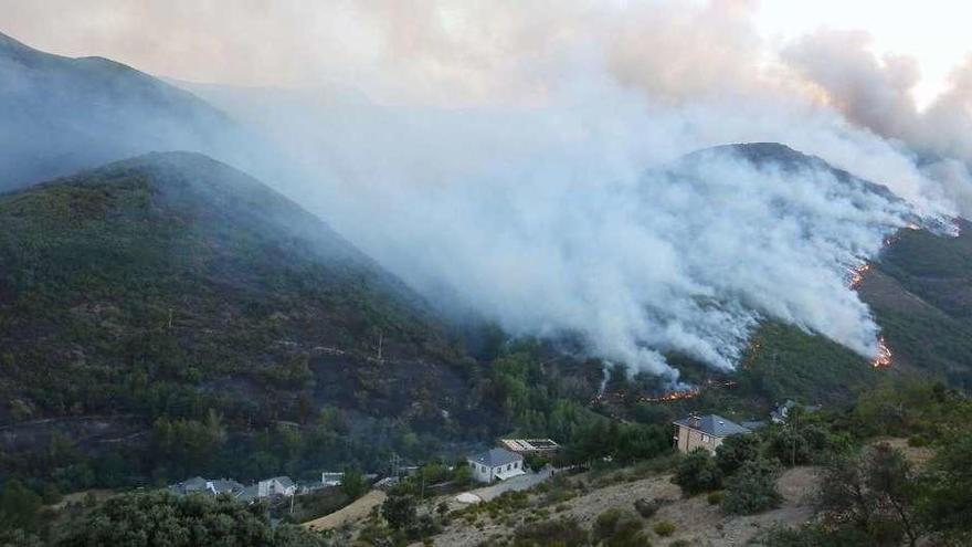 El incendio del municipio de Encinedo (León) obliga a desalojar a los vecinos de la zona.