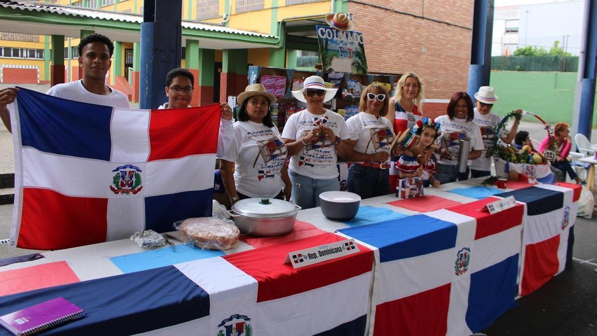 Vecinos originarios de la República Dominicana en el festival "Amestando Cultures" organizado por la asociación Intervalo en Langreo.
