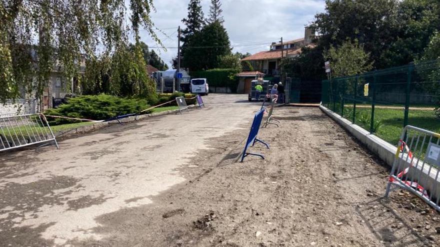 La deteriorada calle Monte da Vila, cerca de la puerta del instituto. |   //  FDV