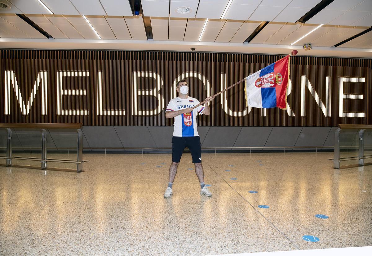 Un fan de Djokovic espera su llegada el miércoles en el aeropuerto de Melbourne