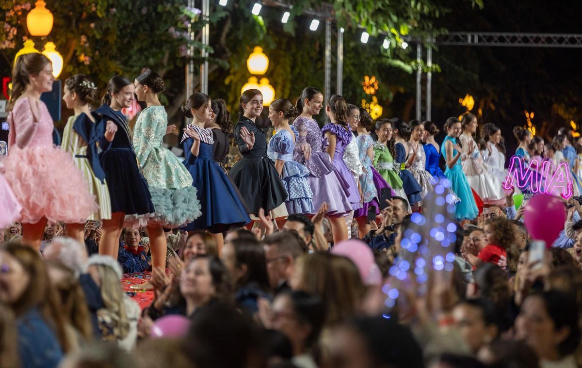 Un momento del desfile de la Gala de Candidatas infantiles de Hogueras en la Rambla.