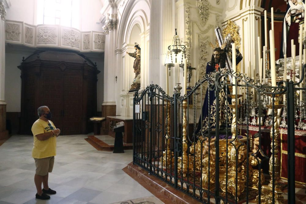 En la iglesia de Santiago, algunos fieles se pasan a rezar con las medidas de higiene y distanciamiento social que el propio templo se esmera por cumplir y dar a conocer.