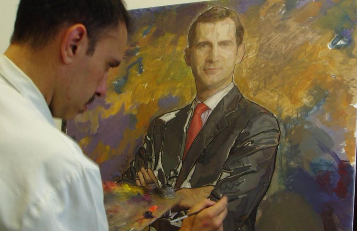 El pintor, en pleno trabajo de creación del retrato real. | LA OPINIÓN