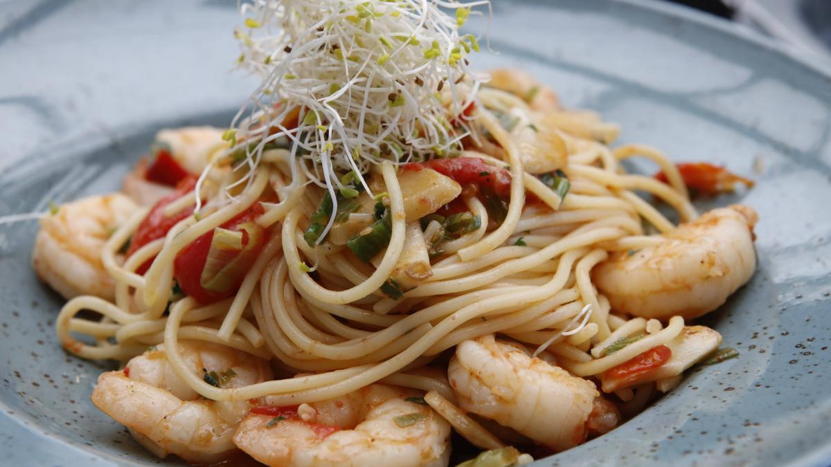 Spaghetti aglio olio mit Garnelen.