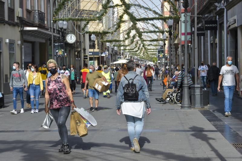 Vista de la calle de Triana durante las compras navideñas