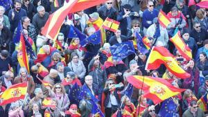 Decenas de personas durante una manifestación contra la amnistía, en Cibeles, a 18 de noviembre de 2023, en Madrid (