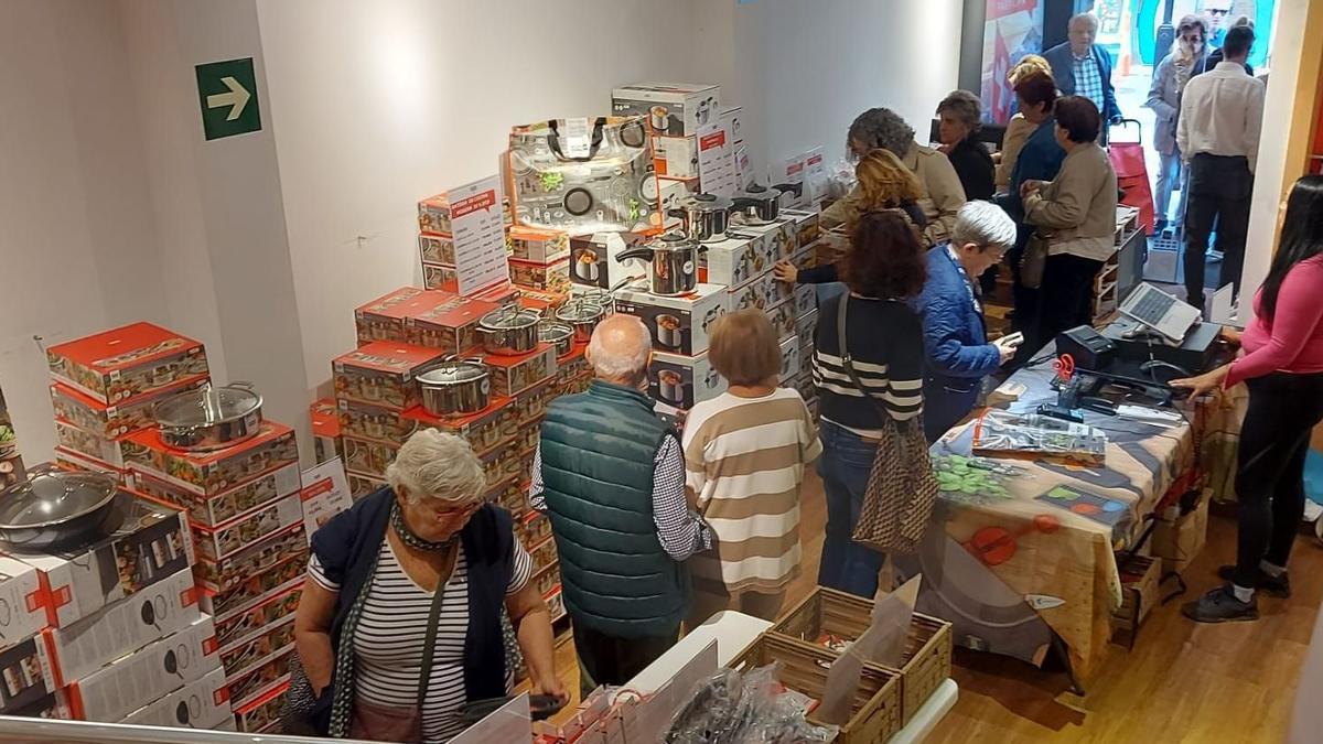 Son muchos los castellonenses que ya se han acercado a la tienda de Kuhn Rikon para adquirir sartenes, ollas a presión, baterías de cocina, cuchillos y accesorios de la marca suiza.