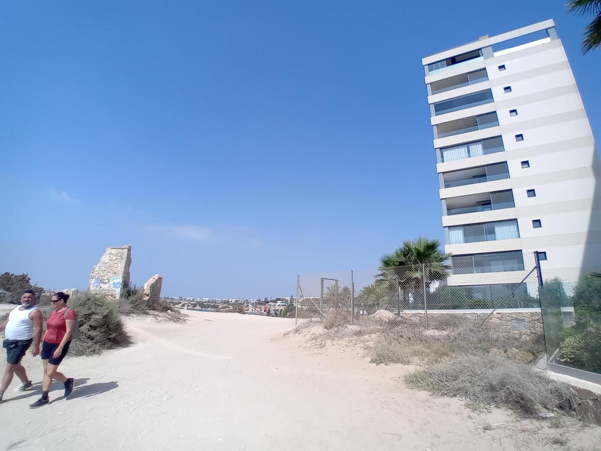 Así están los restos del cuartel de carabineros del siglo XIX y el refugio antiaéreo de la Guerra Civil en Punta Prima