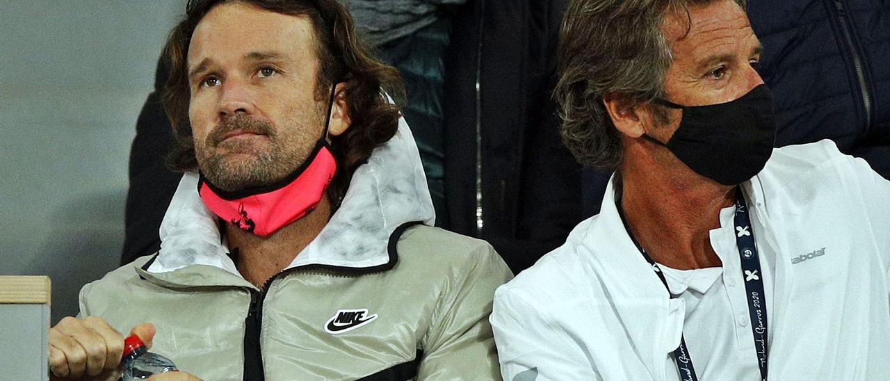 Carlos Moyá, junto al también técnico Francis Roig, en la final entre Nadal y Djokovic.