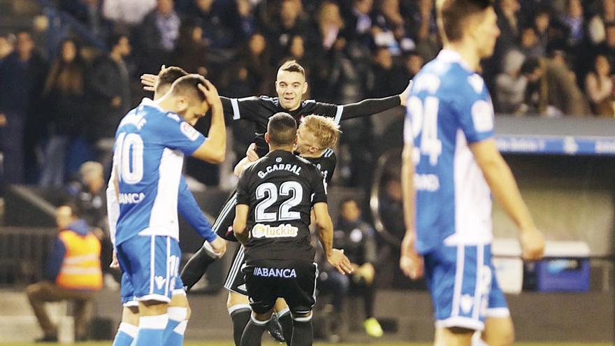 Aspas celebra su segundo gol del Celta en Riazor. // José Lores