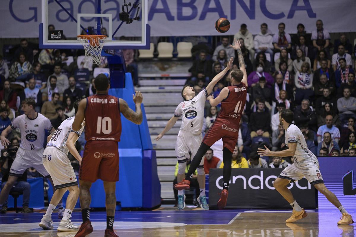 Nemanja Radovic lanza un gancho en el Obradoiro-UCAM Murcia