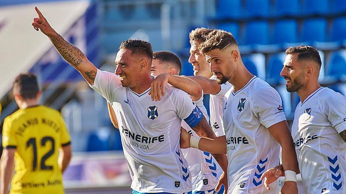Suso Santana celebra un gol en su  última temporada como futbolista.