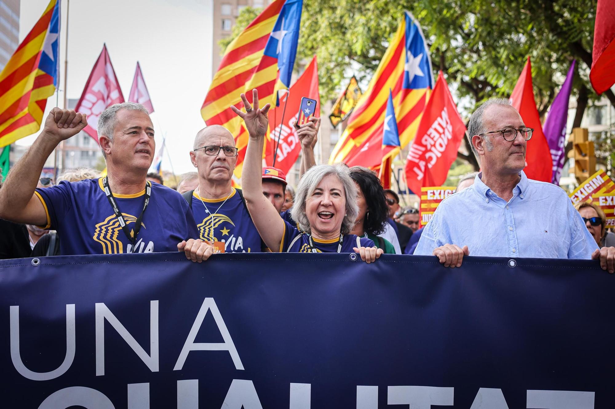 Arrenca la manifestació convocada per l'ANC per la Diada a Barcelona amb el lema 'Via Fora'