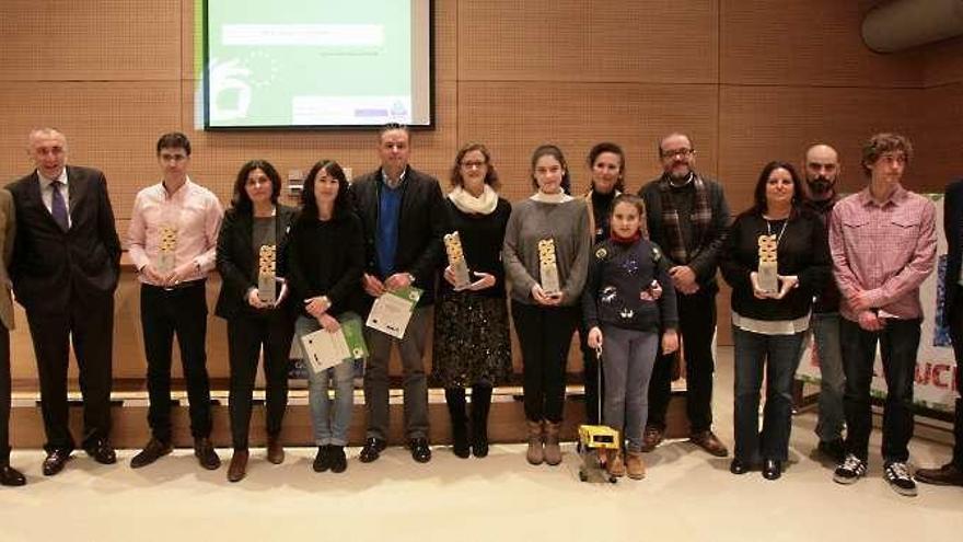 Los galardonados, con los representantes institucionales.