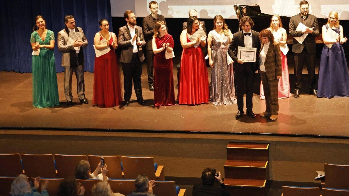 Goretti Sanmartín entrega el premio a Perisic como ganador del concurso de canto Compostela Lírica, celebrado en Santiago.