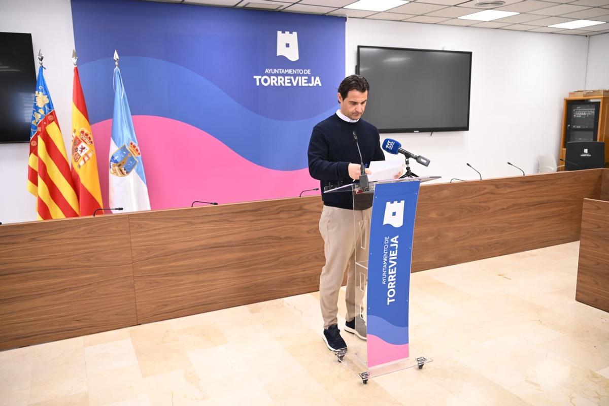 Eduardo Dolón, alcalde de Torrevieja, durante la comparecencia sobre el crimen