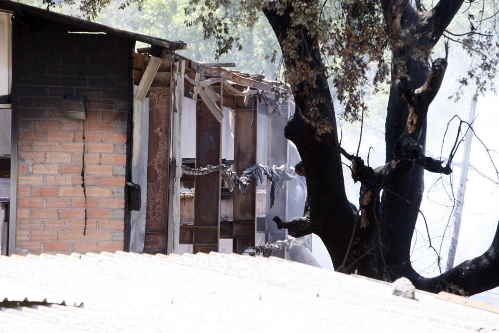 Un incendi ensorra el sostre d'una nau de Quart