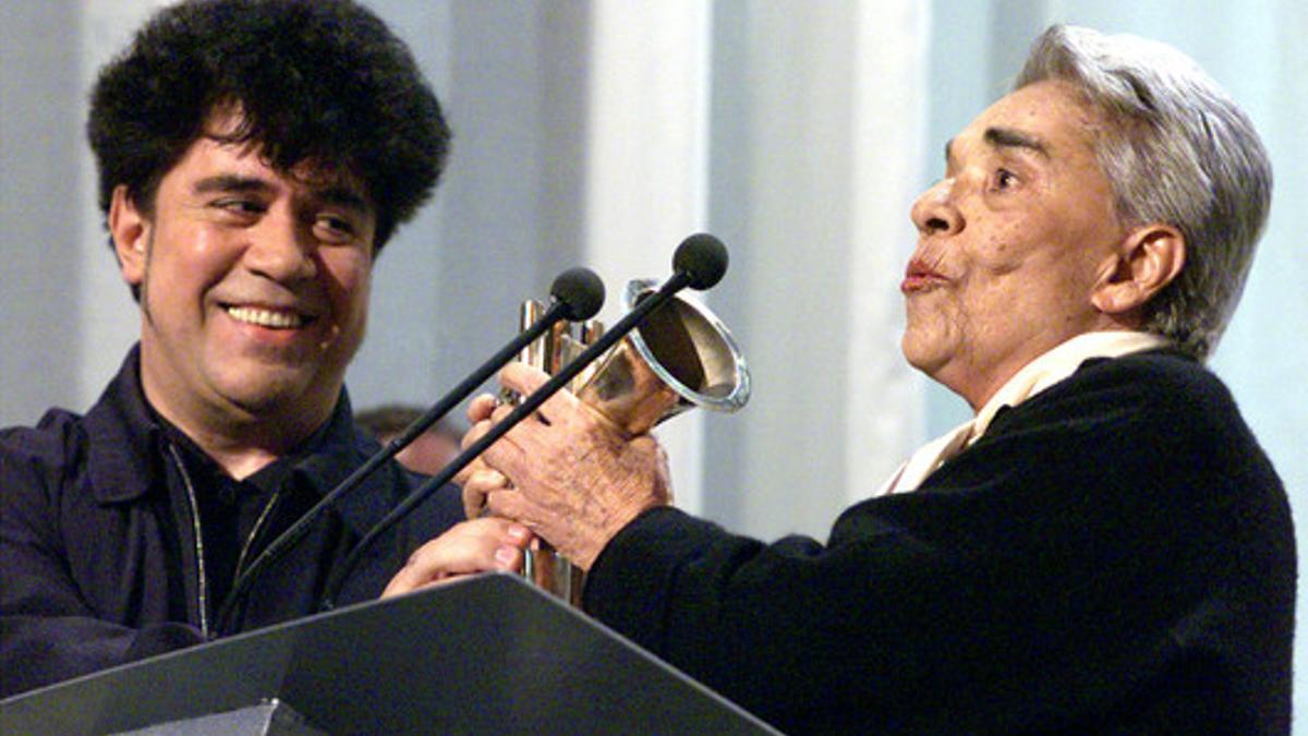 Pedro Almodóvar entrega un premio a Chavela Vargas, en abril de 1999.