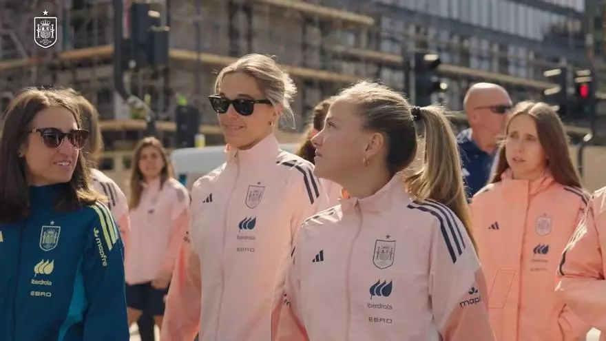 La selección se deja ver por Londres antes de la batalla en Wembley