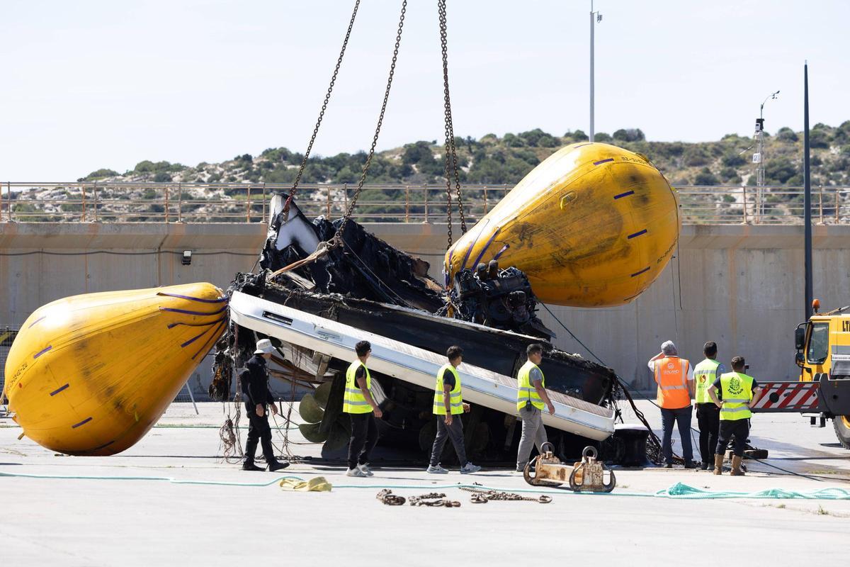 Espectaculares imágenes de la recuperación del yate que se incendió y se hundió en Ibiza
