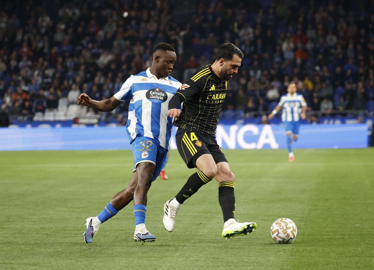 Bil Nsongo trata de robarle el balón a Pablo Insua.