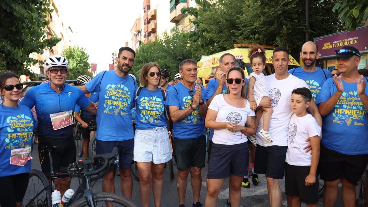 Concejales de Sant Joan y Mutxamel arropan a África y su familia.