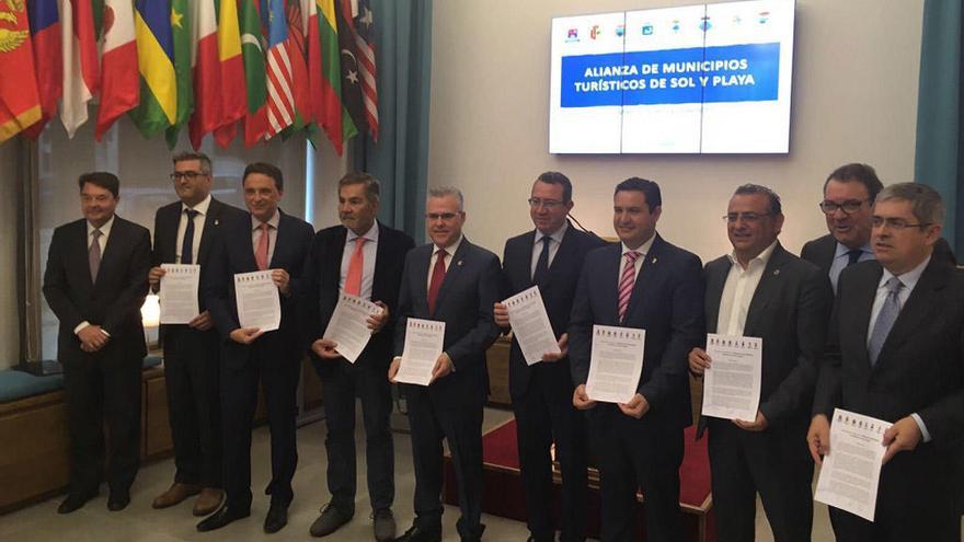 Los regidores de los ocho municipios líderes en turismo, reunidos en Madrid.