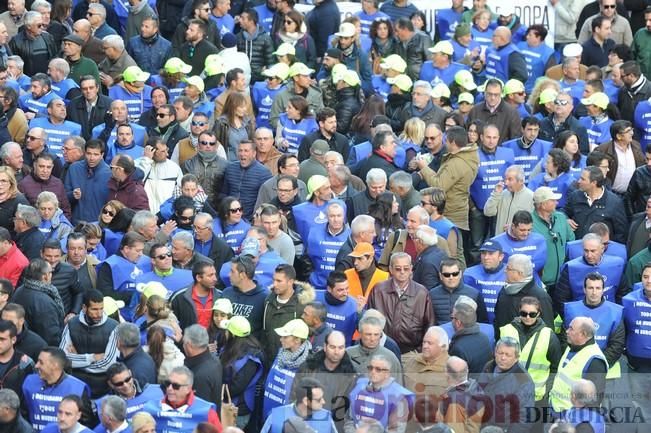 Miles de personas se manifiestan para defender la 'huerta de Europa'