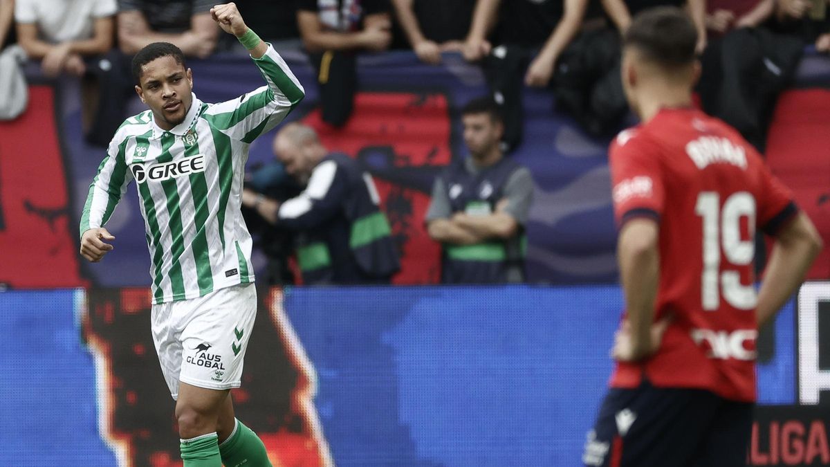 PAMPLONA, 19/10/2024.- El delantero brasileño del Betis Vitor Roque (i) celebra junto a sus compañeros tras anotar el 0-1 durante el encuentro correspondiente a la décima jornada de LaLiga entre el Osasuna y el Betis en El Sadar, Pamplona, Navarra, este sábado. EFE/ Jesús Diges