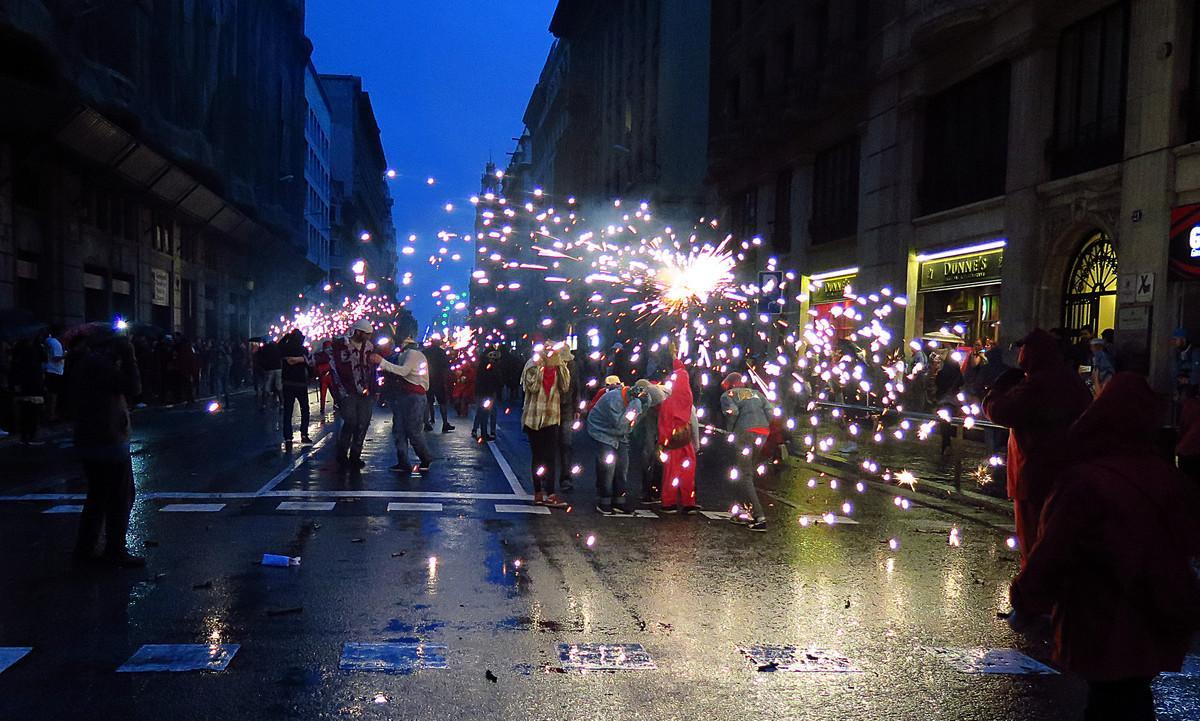 CORREFOC INFANTIL DE LA MERCE CON AMENAZA DE LLUVIA