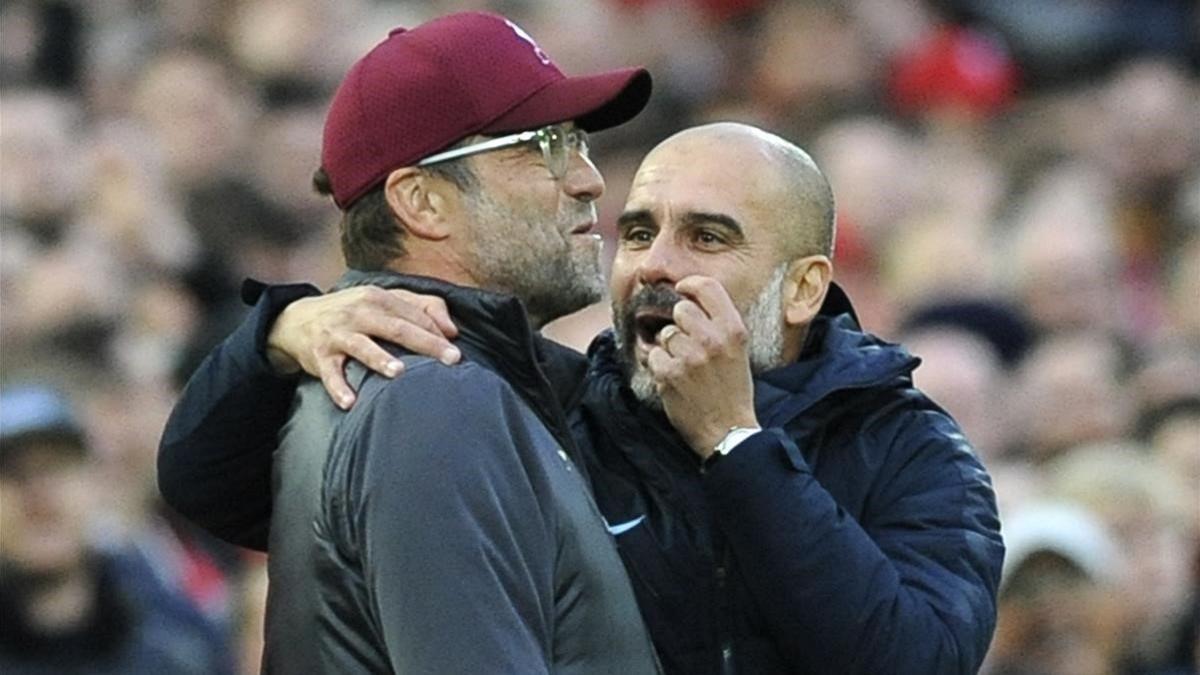 Guardiola habla con Klopp en el Liverpool-City disputado en octubre en Anfield.