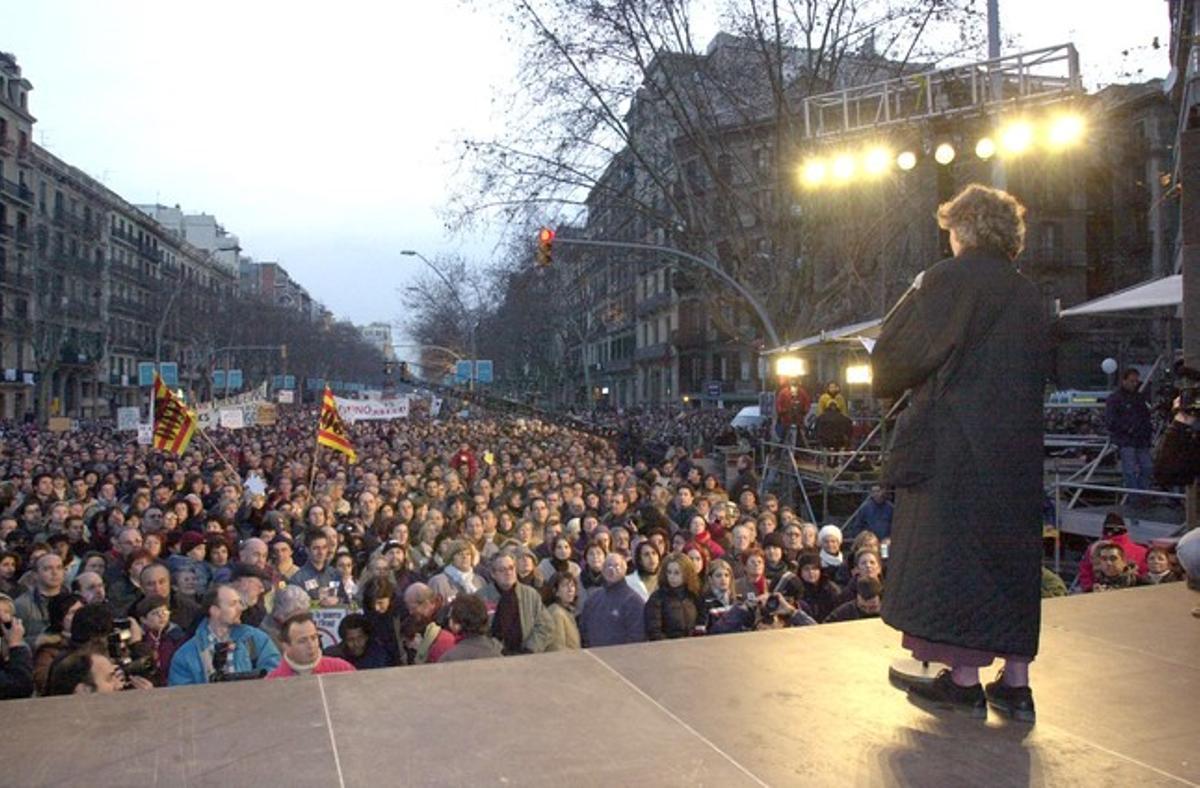 La actriz catalana Carme Sansa (de espaldas) fue la encargada de leer un manifiesto al final de la marcha.