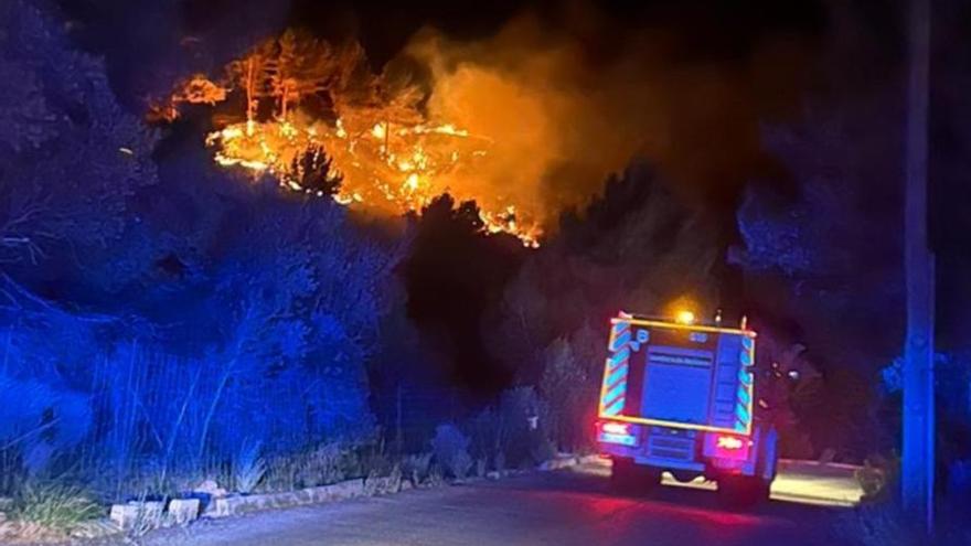 Un incendio forestal obliga a desalojar varias viviendas en Sóller