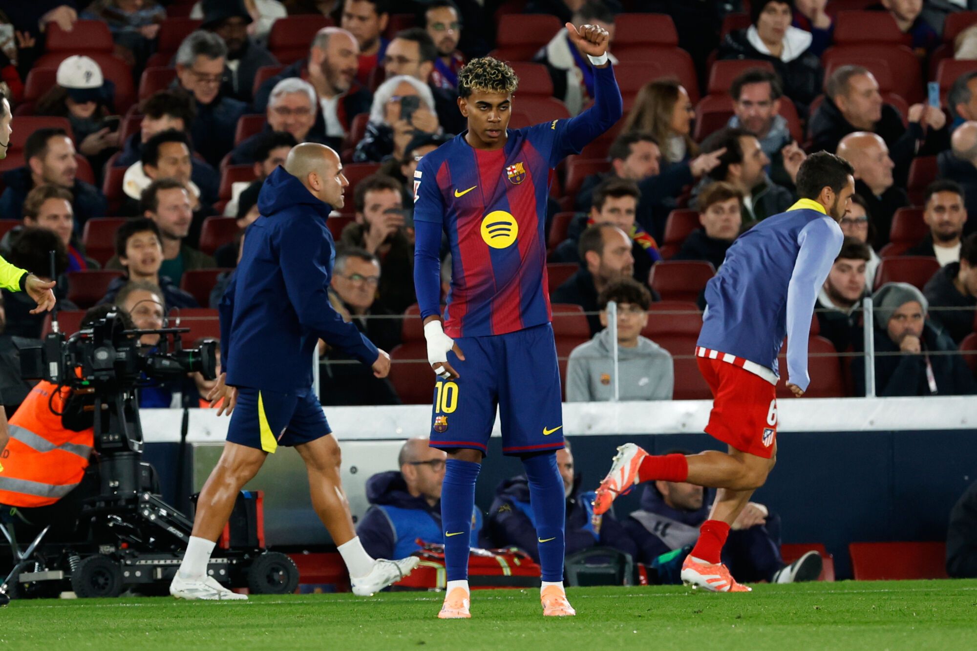 Barcelona's Lamine Yamal reacts during a Spanish La Liga soccer match between Barcelona and AtlÈtico de Madrid, in Barcelona, Spain, Tuesday, Dec.2, 2025. (AP Photo/Joan Monfort). EDITORIAL USE ONLY/ONLY ITALY AND SPAIN