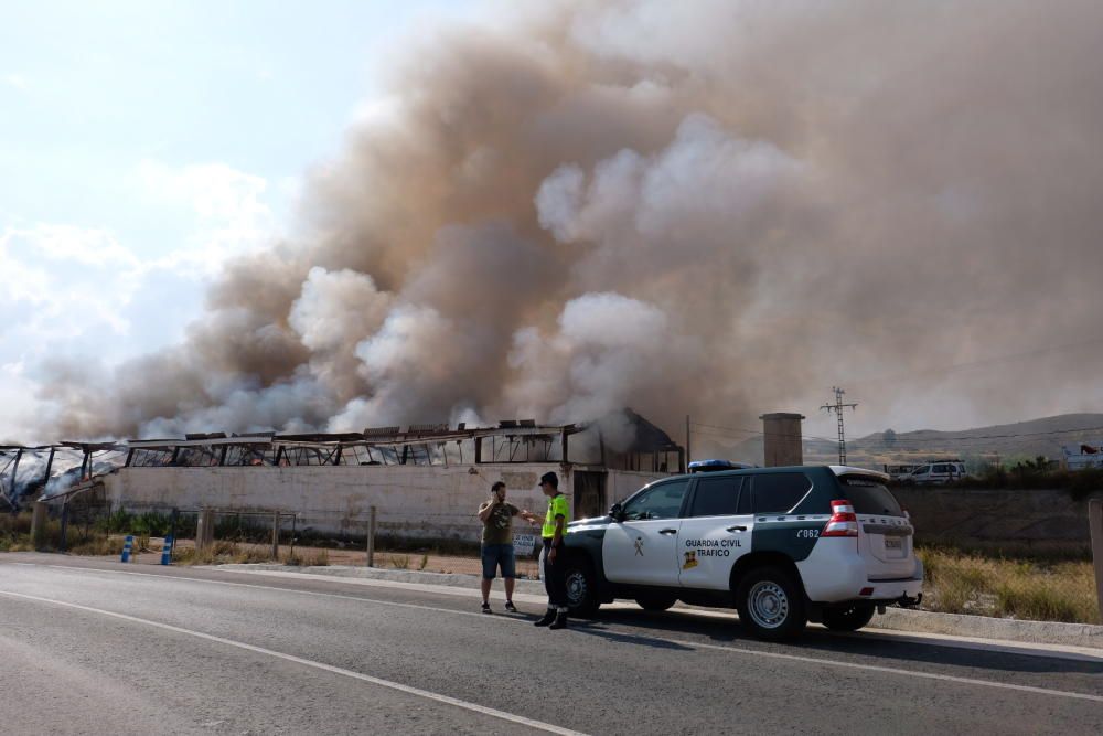 Arde una nave industrial en Aspe