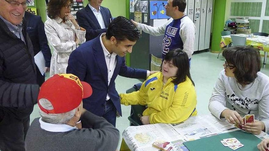 Alfredo García y Rey Varela, con los usuarios. // FdV