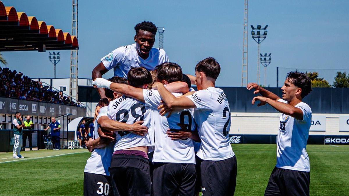 Mario Domínguez marca su histórico 16º gol de la temporada con el Valencia Mestalla