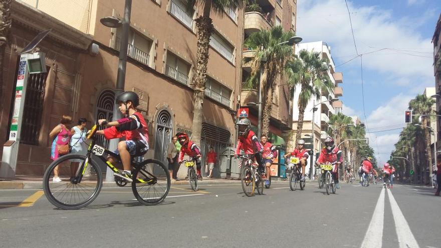 Cientos de personas disfrutan a pie, en patines o en bici del cierre por un día de Ancha de Castelar