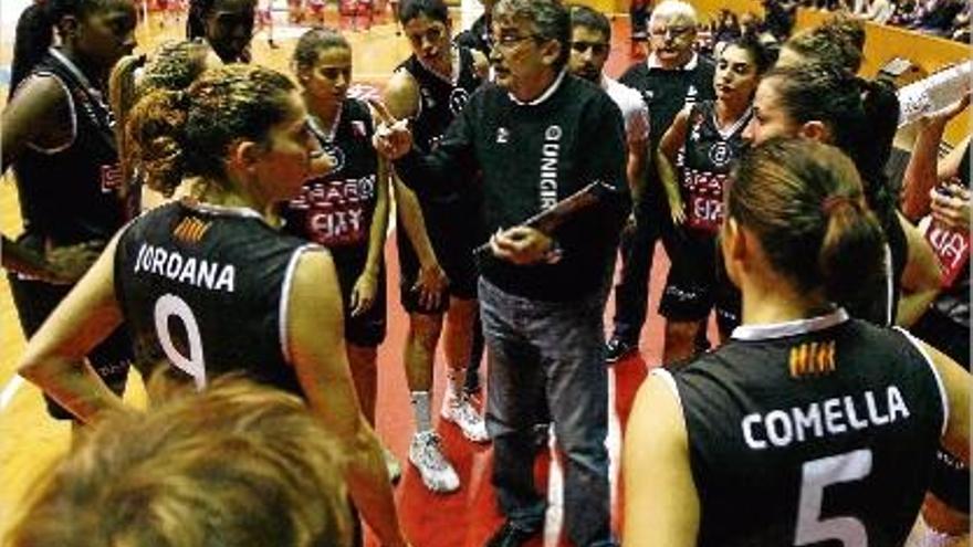 Ramon Jordana donant instruccions a la seves jugadores en un temps mort a Fontajau.