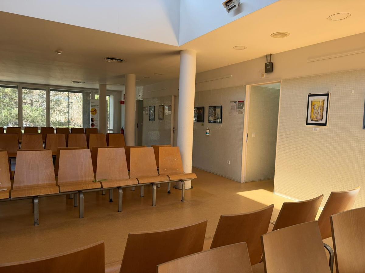 La sala d'espera amb una de les exposicions a la paret.