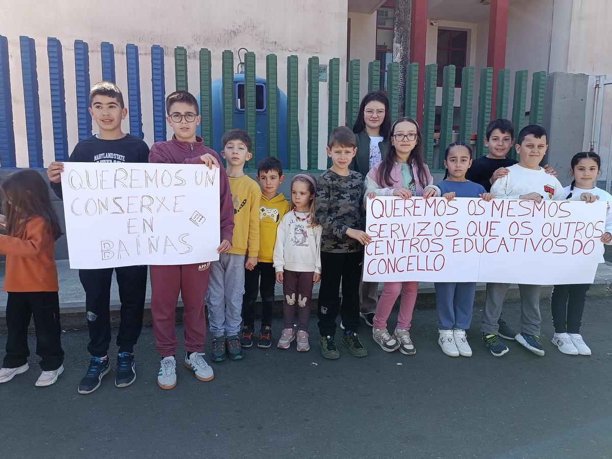Escolares do colexio de Baíñas demandando un conserxe.