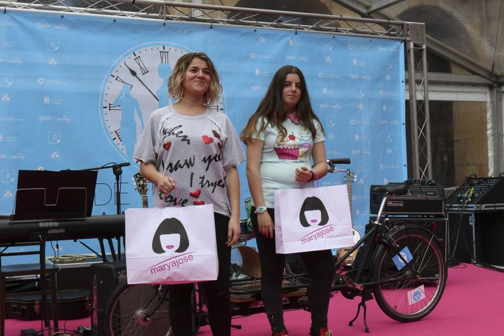 Desfile de moda en la plaza Mayor y posterior salida en bici recorriendo Gijón