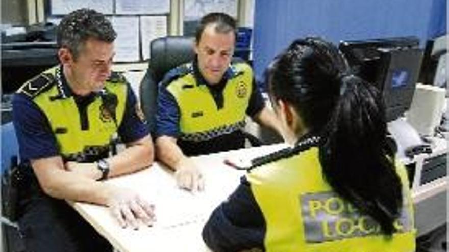 Els tres agents que impartiran el curs d&#039;autoprotecció a les dones.