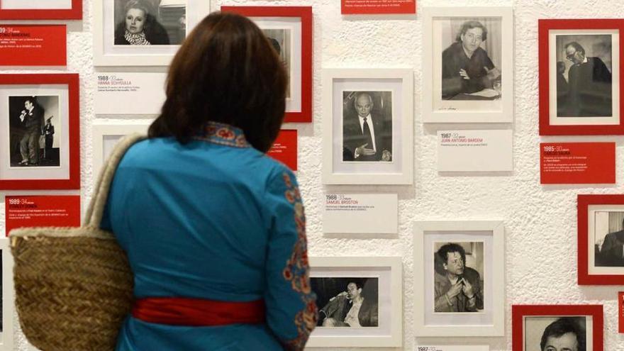 Una mujer contempla la muestra sobre la Seminci.