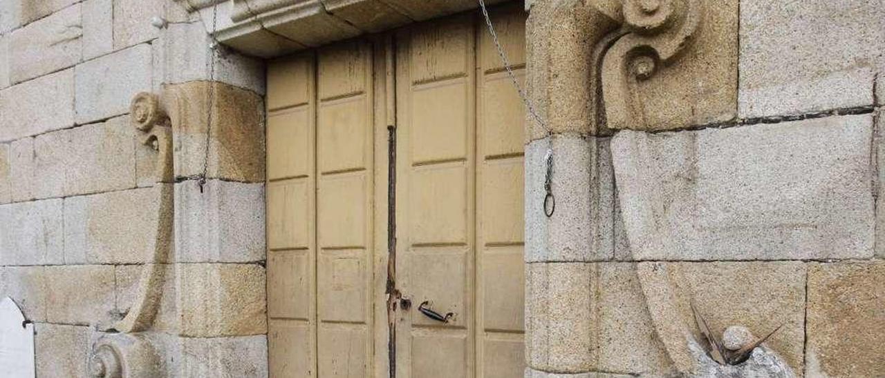 Puerta forzada de San Vicente, en Leiro (Ourense), el año pasado, para robar limosnas. // Jesús Regal