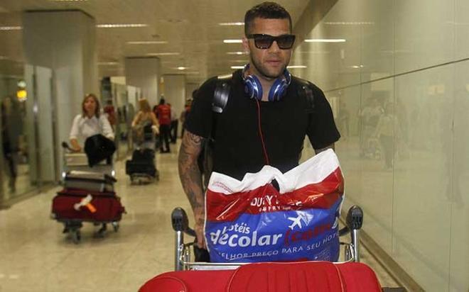 Dani Alves, en el aeropuerto de Sao Paulo